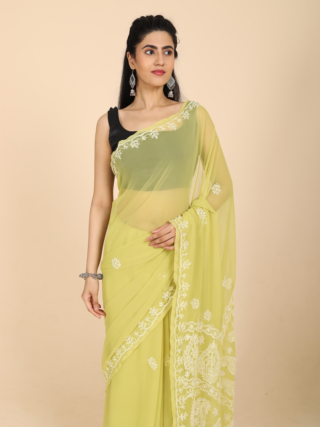 

HELLA FASHIONS Floral Chikankari Saree, Yellow