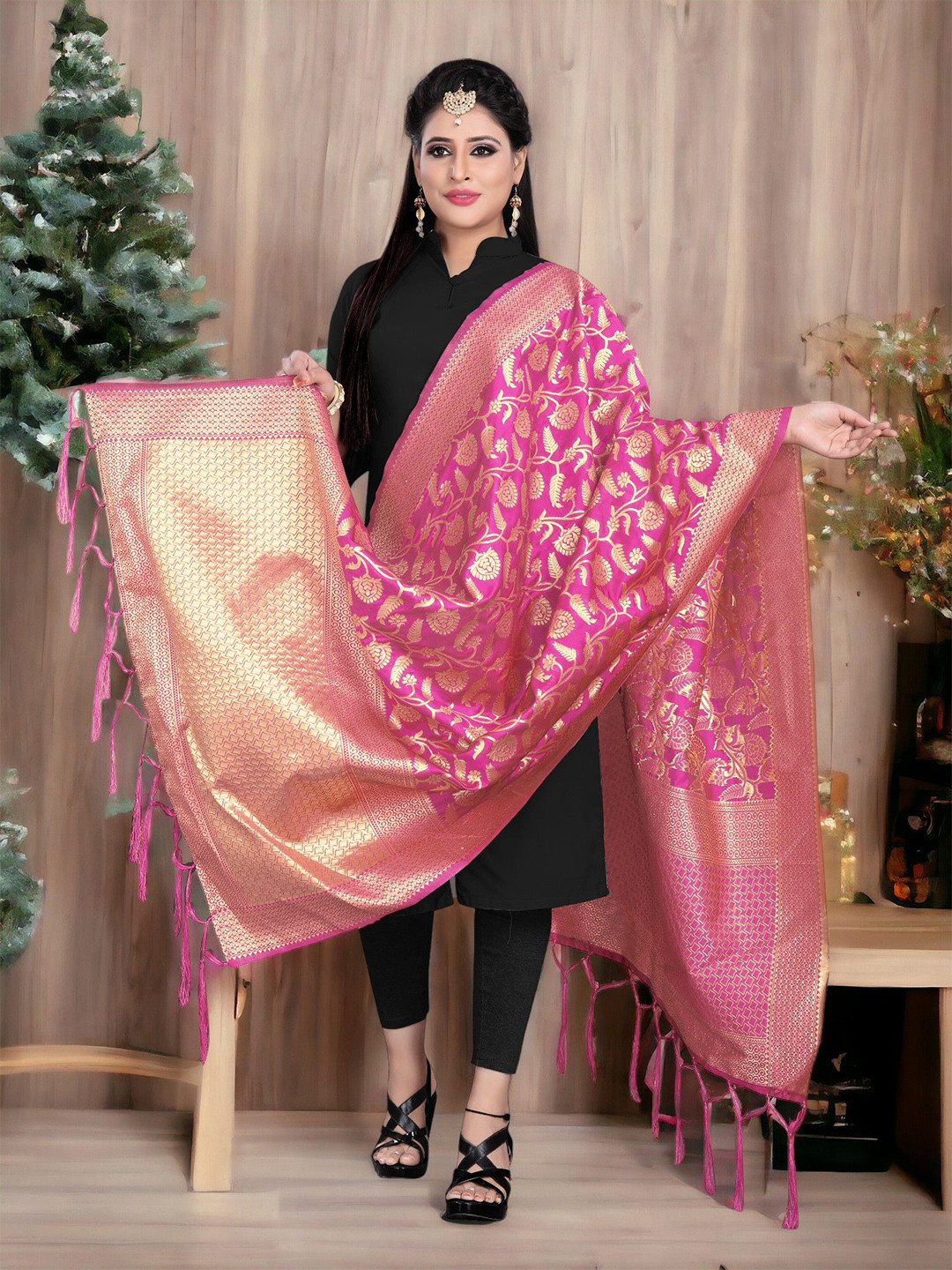 

CARTYSHOP Ethnic Motifs Woven Design Dupatta with Zari, Pink