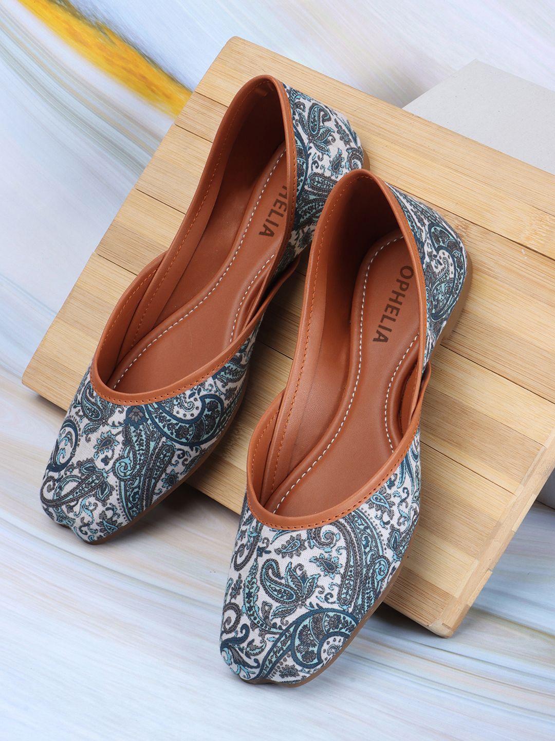 

OPHELIA Printed Round Toe Mojaris, White