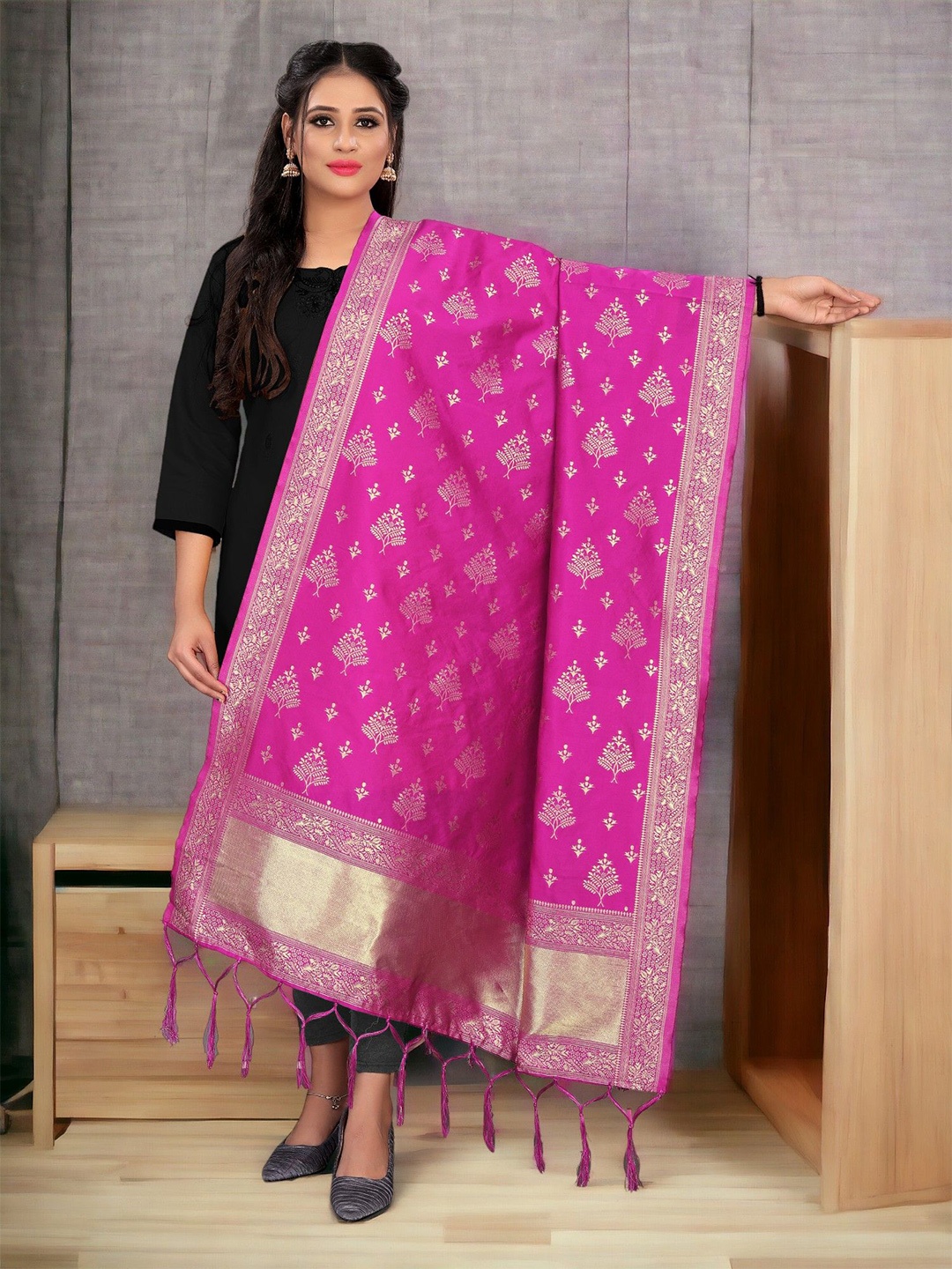 

CARTYSHOP Ethnic Motifs Woven Design Dupatta with Zari, Pink