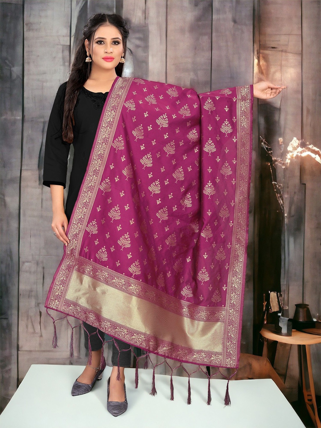 

CARTYSHOP Ethnic Motifs Woven Design Dupatta with Zari, Magenta