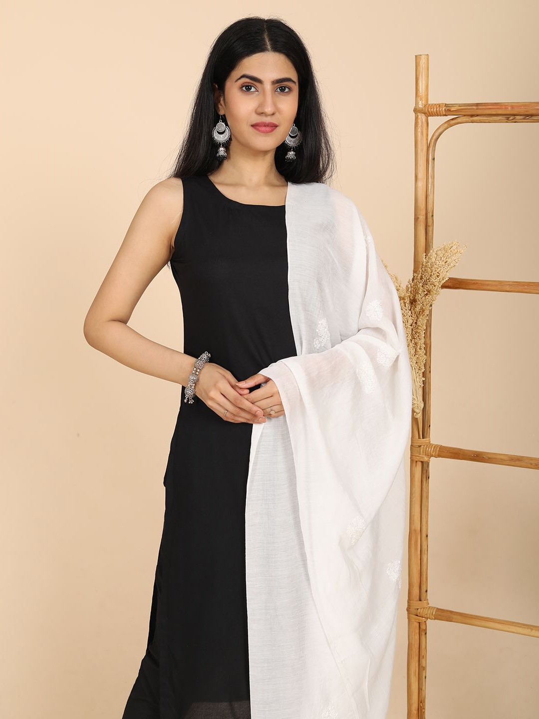 

HELLA FASHIONS Ethnic Motifs Embroidered Cotton Chikankari Dupatta, White