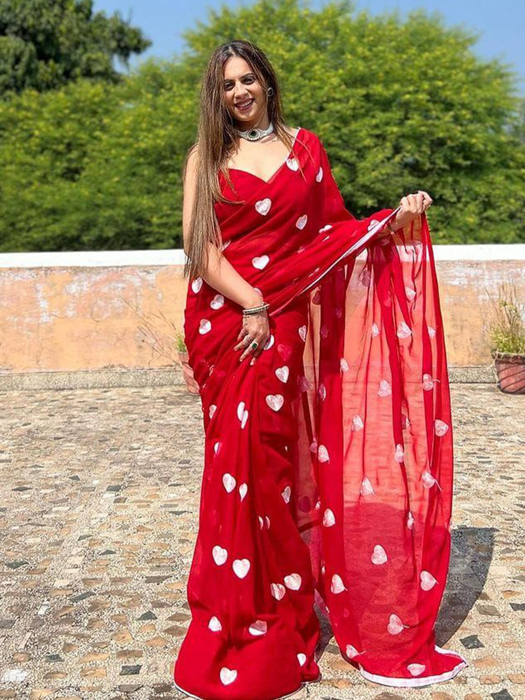 

Fashion Basket Sequinned Pure Georgette Ready to Wear Saree, Red