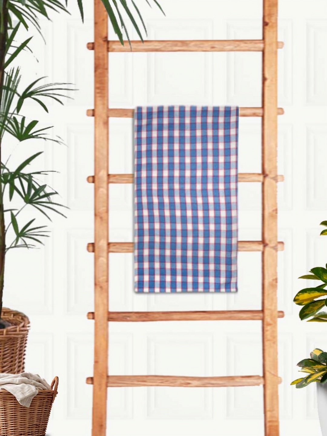 

Athom Living Blue & White Printed Cotton 210 GSM Bath Towel