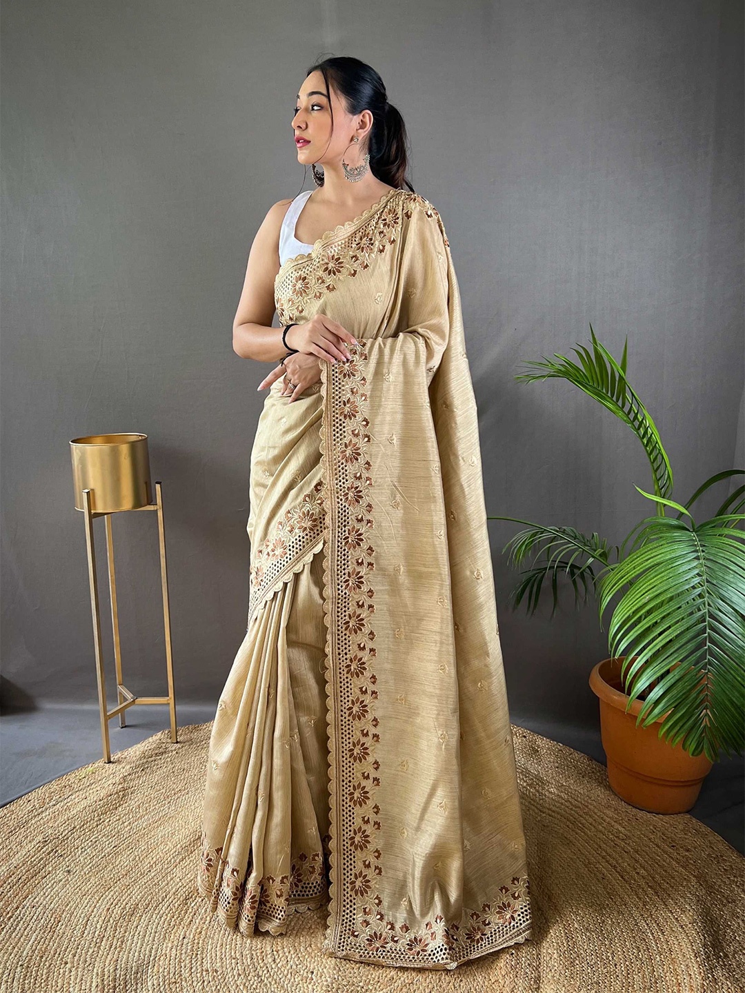 

Panzora Floral Embroidered Saree, Beige