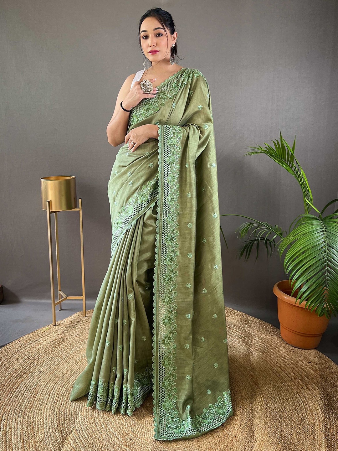 

Panzora Floral Embroidered Saree, Green