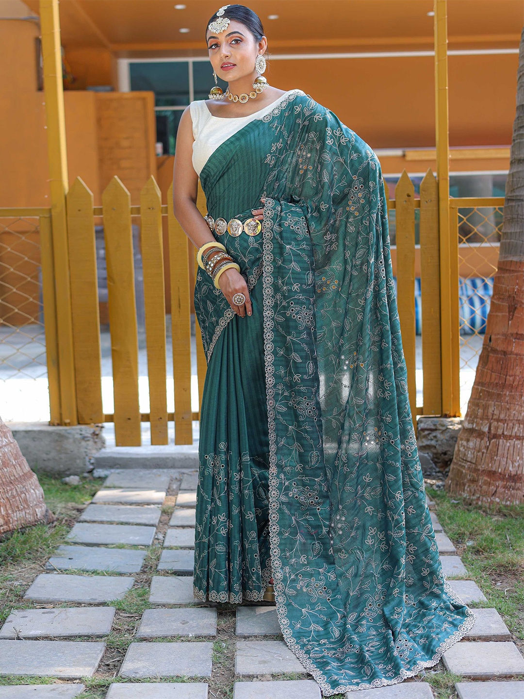 

Panzora Embellished Embroidered Saree, Teal