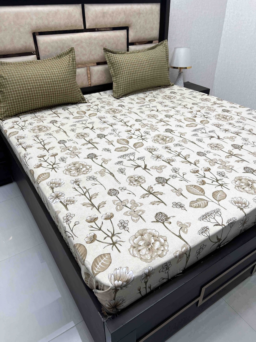 

Pure Decor Green & White Floral Cotton 300 TC King Bedsheet with 2 Pillow Covers