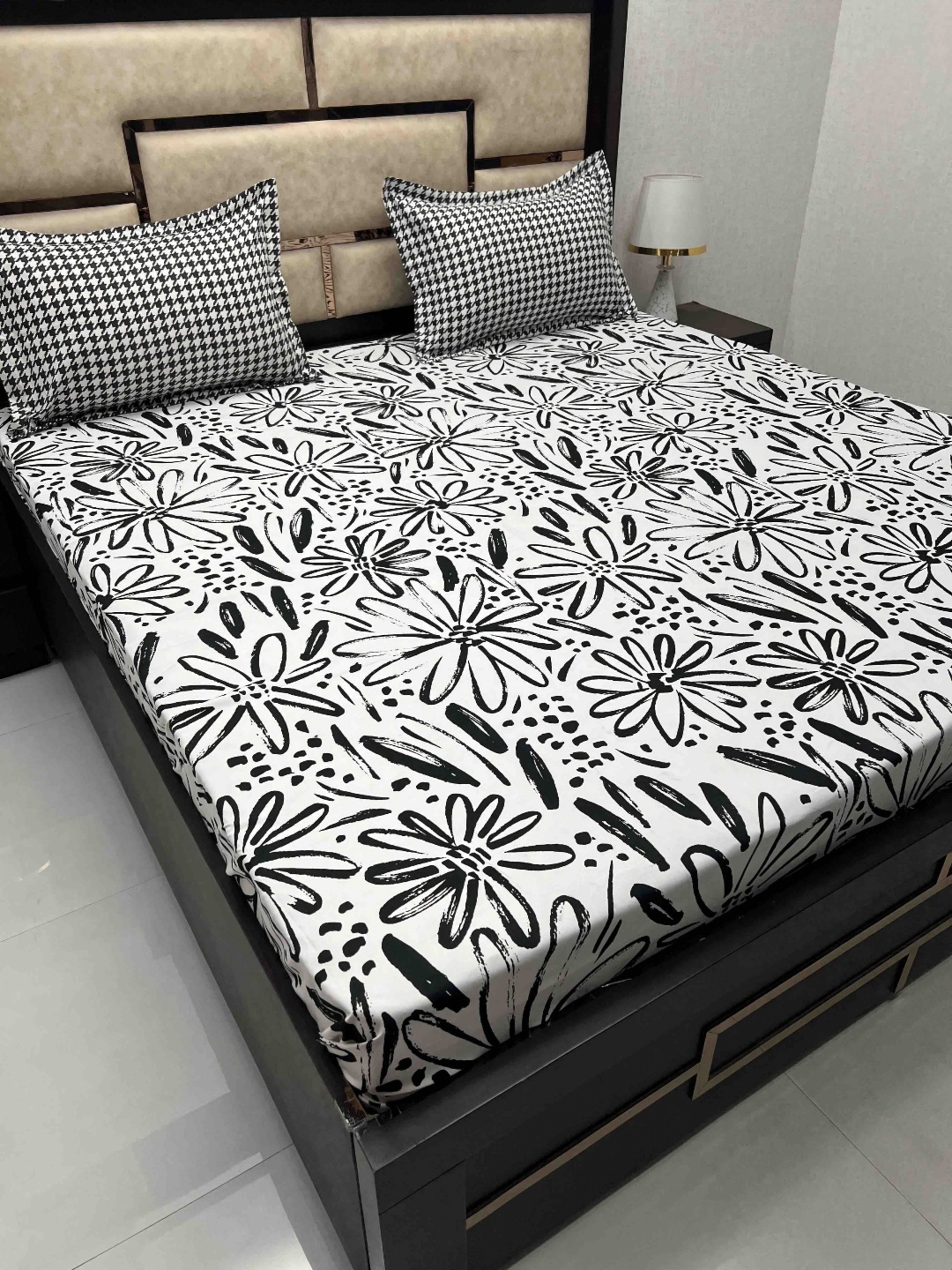 

Pure Decor Black & White Floral Cotton 300 TC King Bedsheet with 2 Pillow Covers
