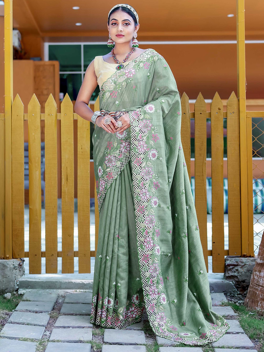 

Panzora Floral Embroidered Saree With Blouse Piece, Green