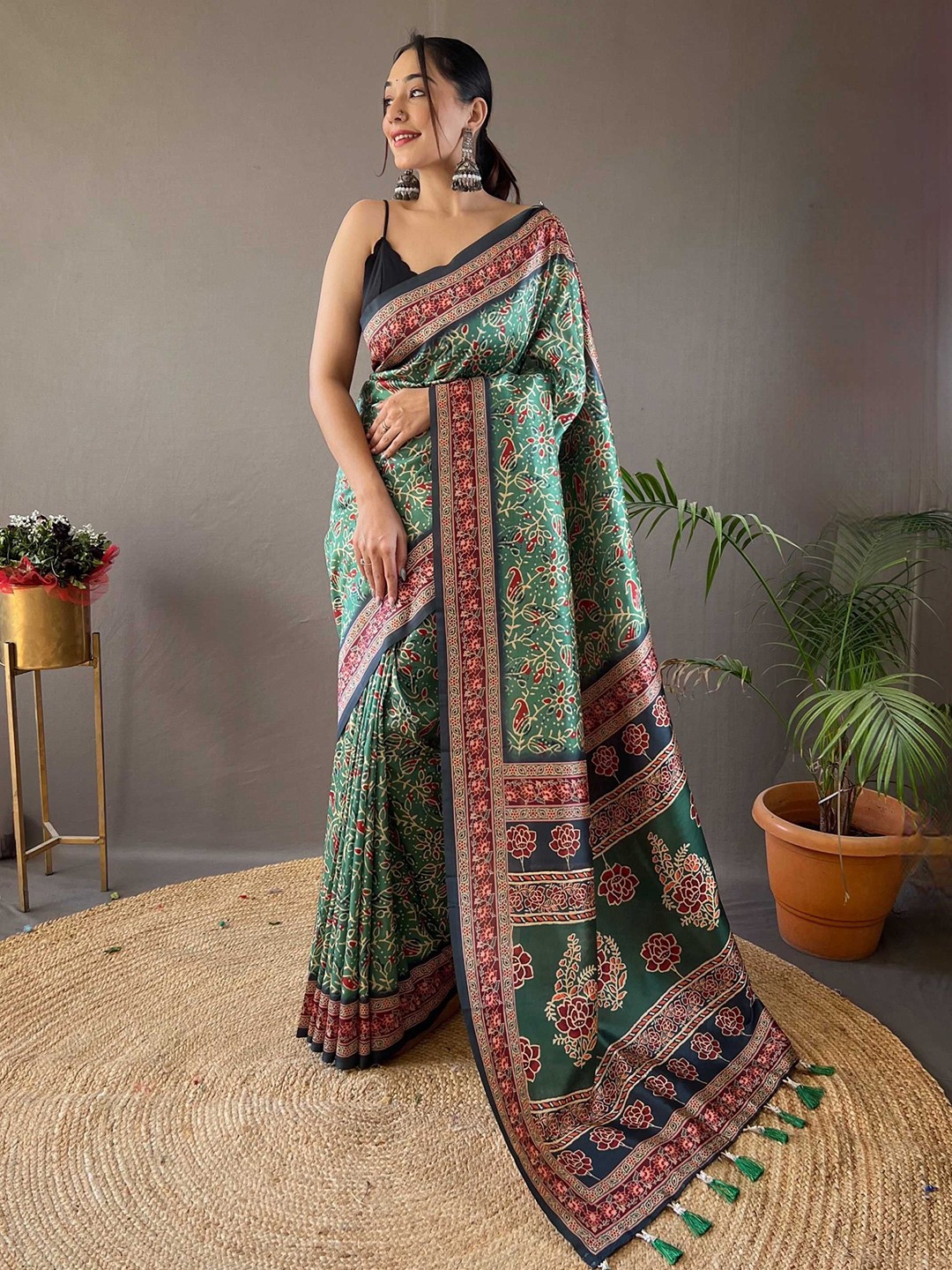 

Panzora Floral Printed Saree, Green