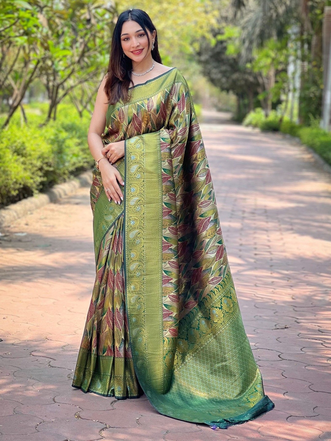 

Panzora Woven Design Zari Banarasi Saree, Green