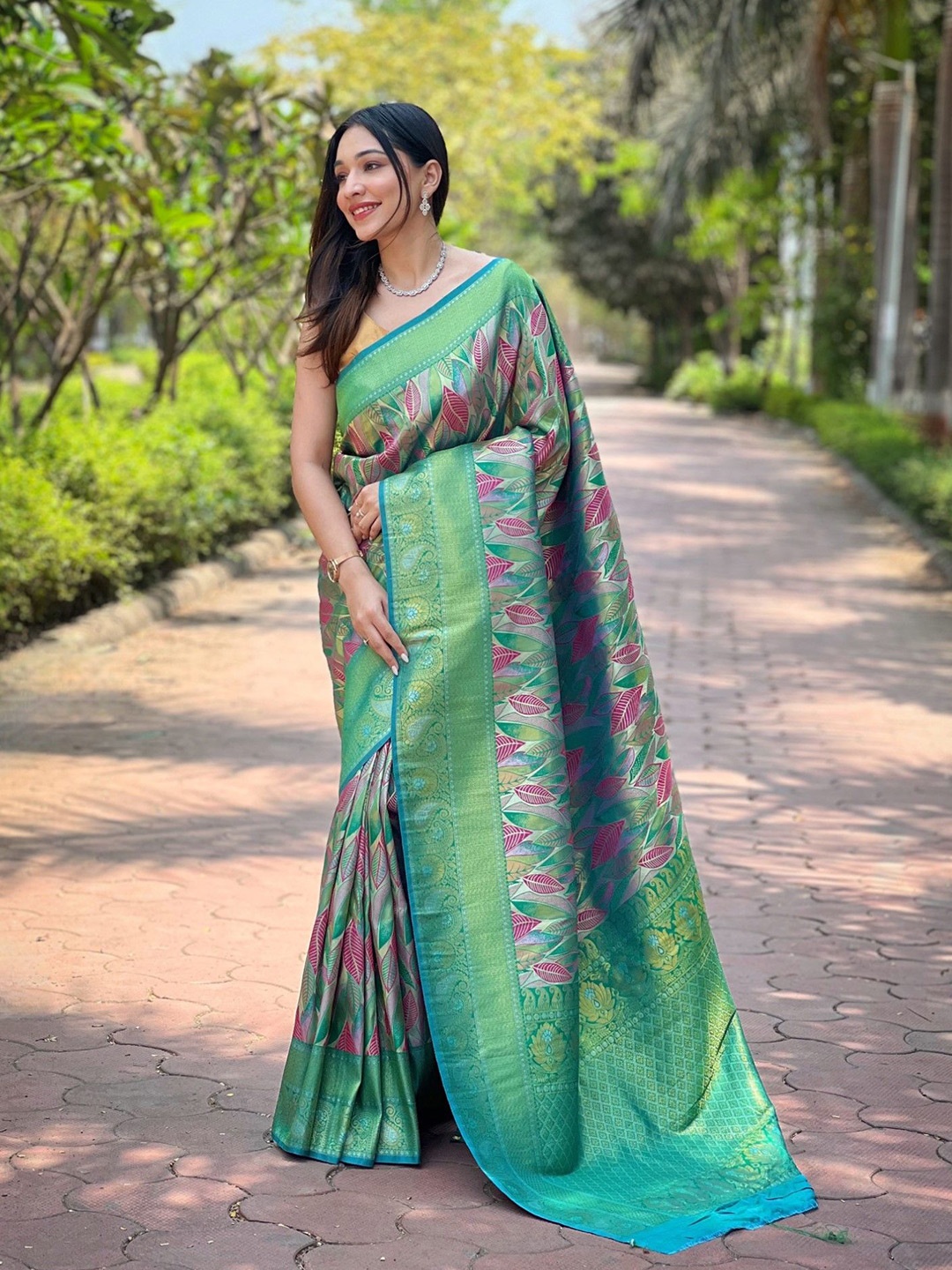 

Panzora Paisley Zari Banarasi Saree, Green