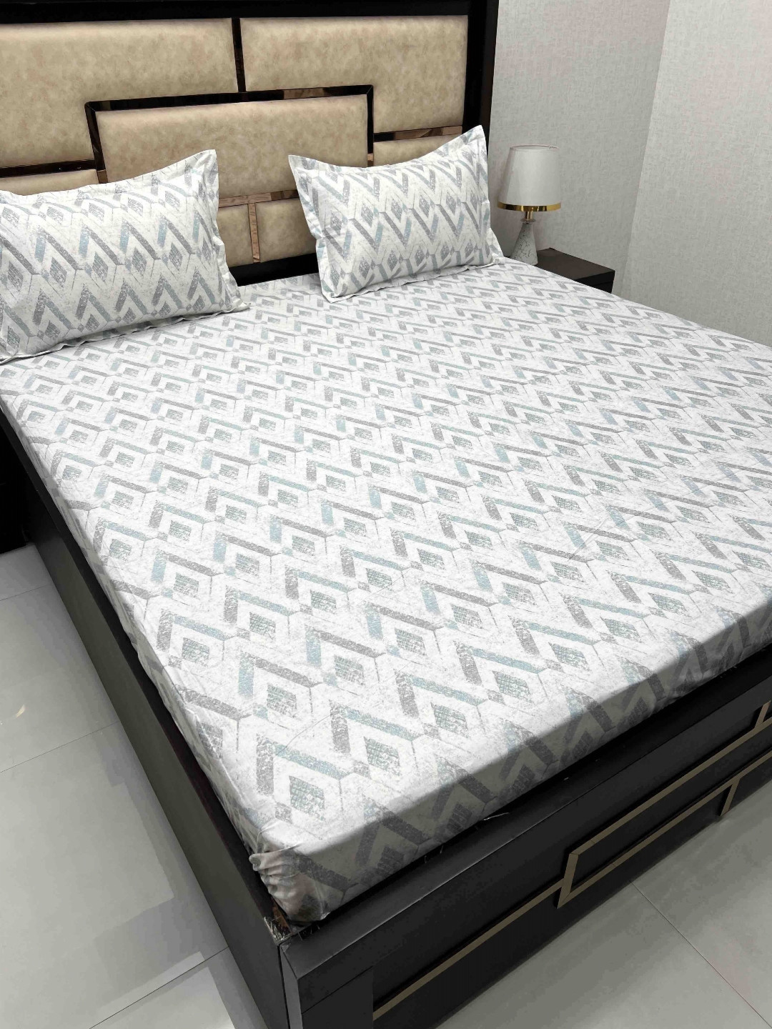 

Pure Decor Royal Passion White & Grey Geometric 400 TC Pure Cotton Queen Bedsheet Set