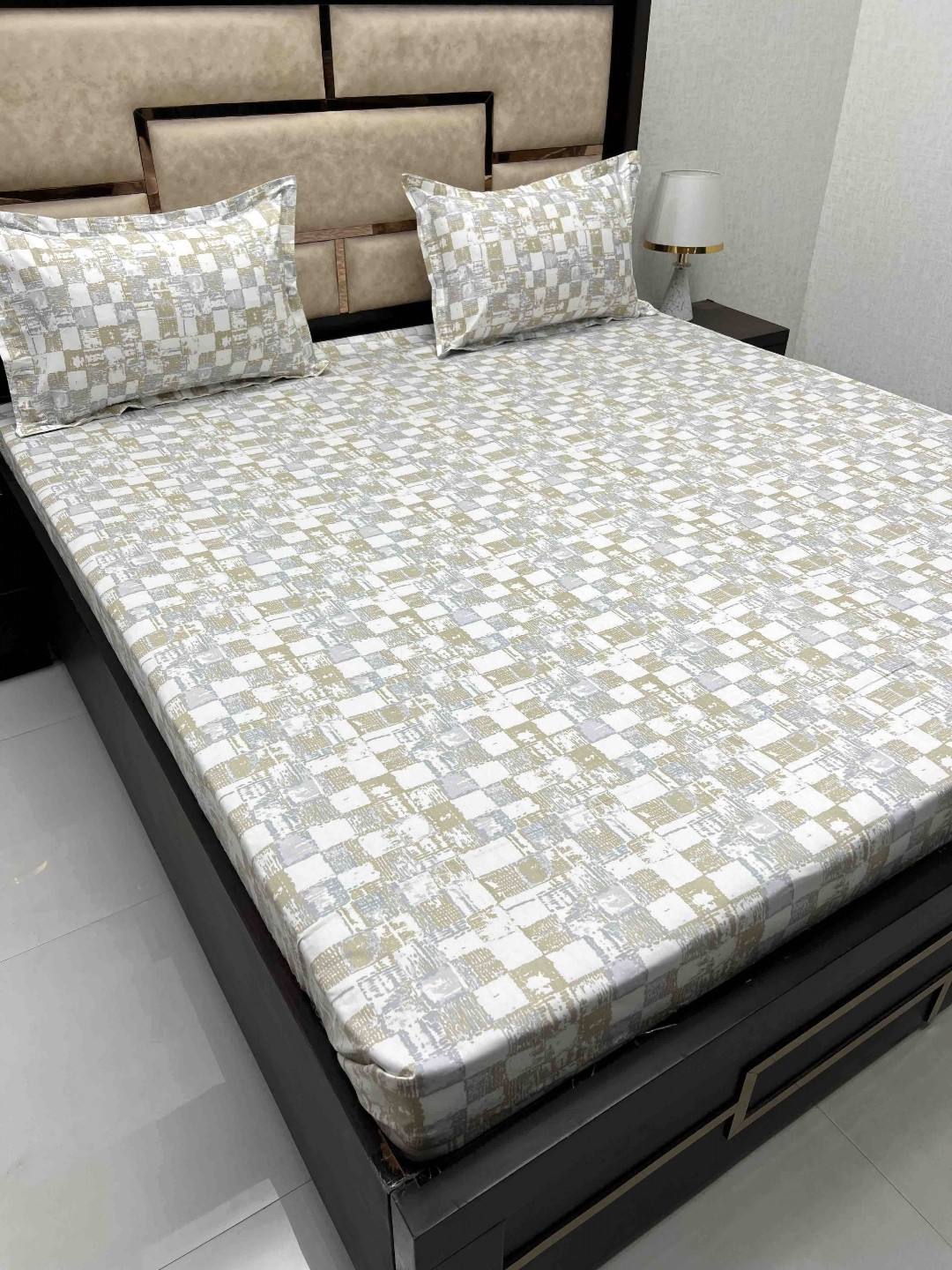 

Pure Decor White & Grey Geometric 400 TC Pure Cotton Queen Bedsheet With 2 Pillow Covers