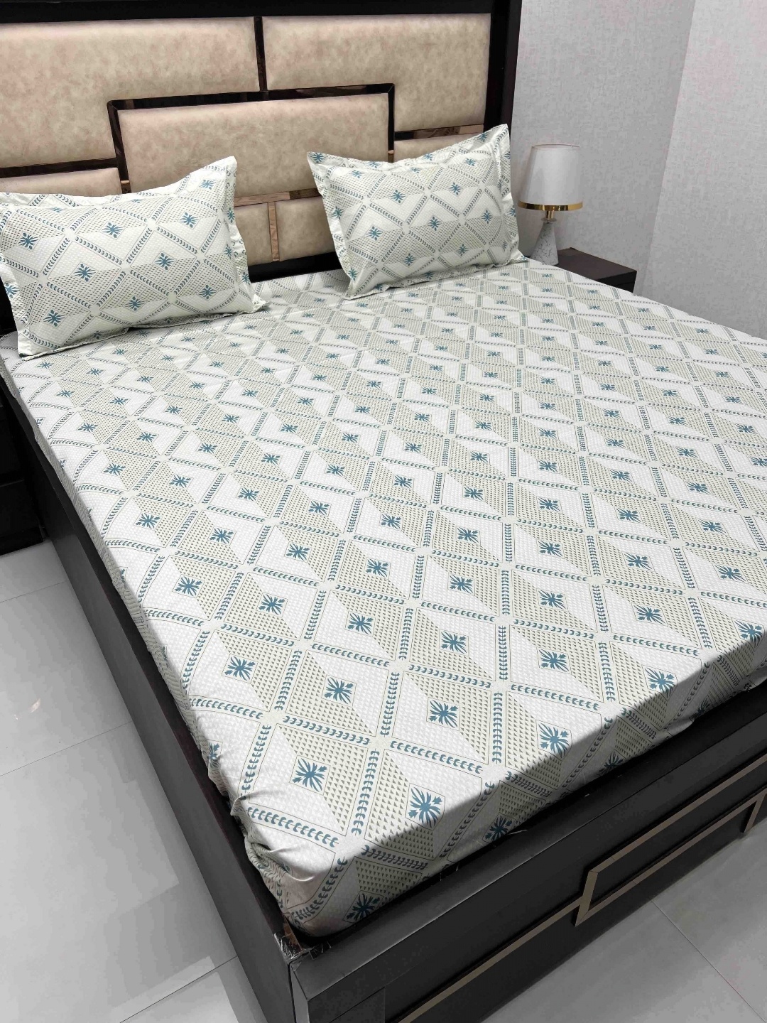 

Pure Decor Green & White Geometric 400 TC Pure Cotton Queen Bedsheet With 2 Pillow Covers