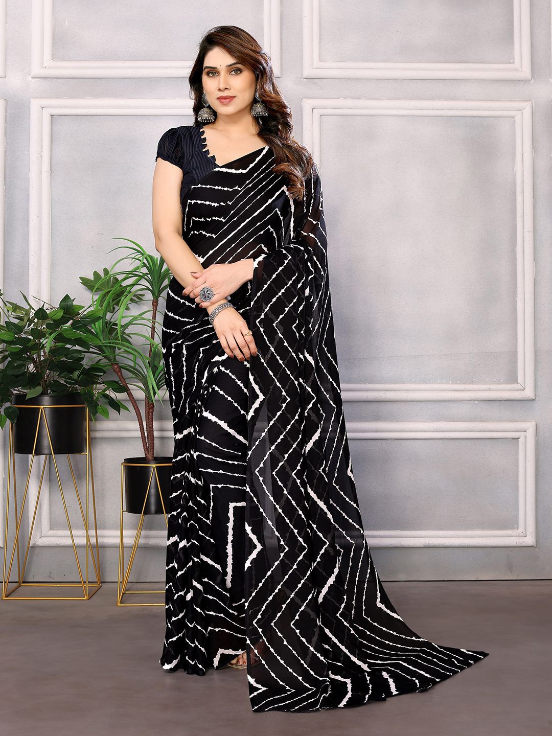 

Moda Rapido Geometric Printed Saree, Black