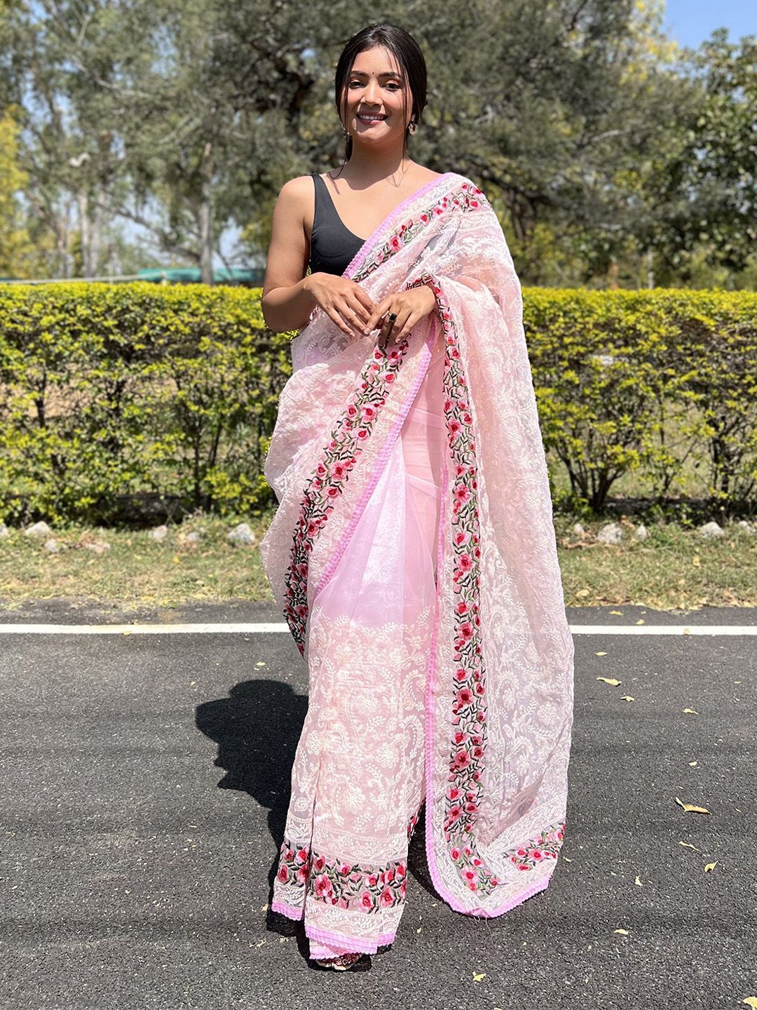 

elora Ethnic Motifs Embroidered Organza Saree, Pink