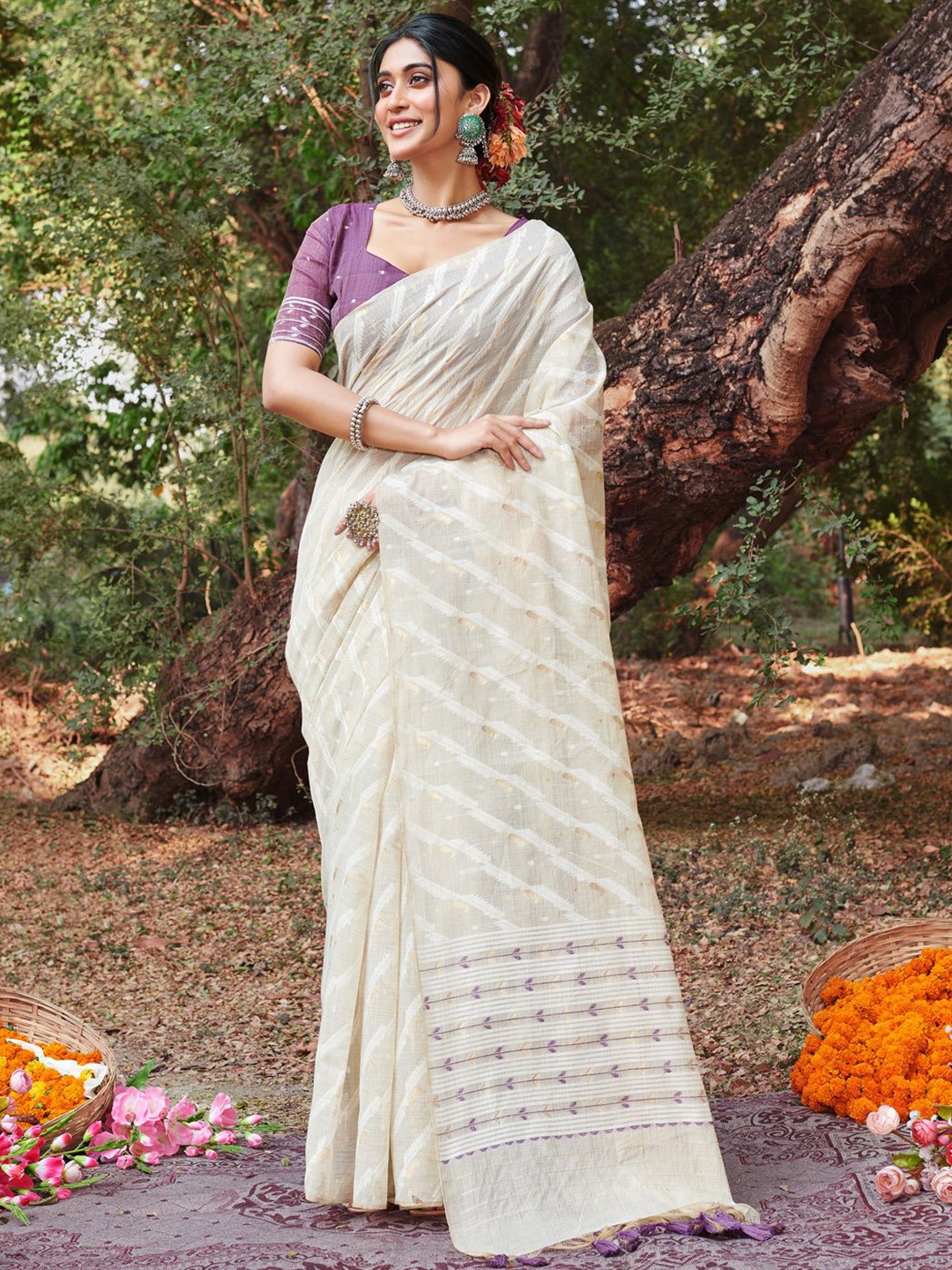 

Panzora Embellished Saree With Blouse Piece, Off white