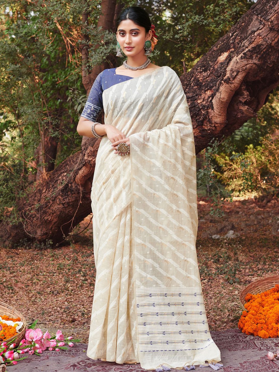 

Panzora Embellished Saree, Beige