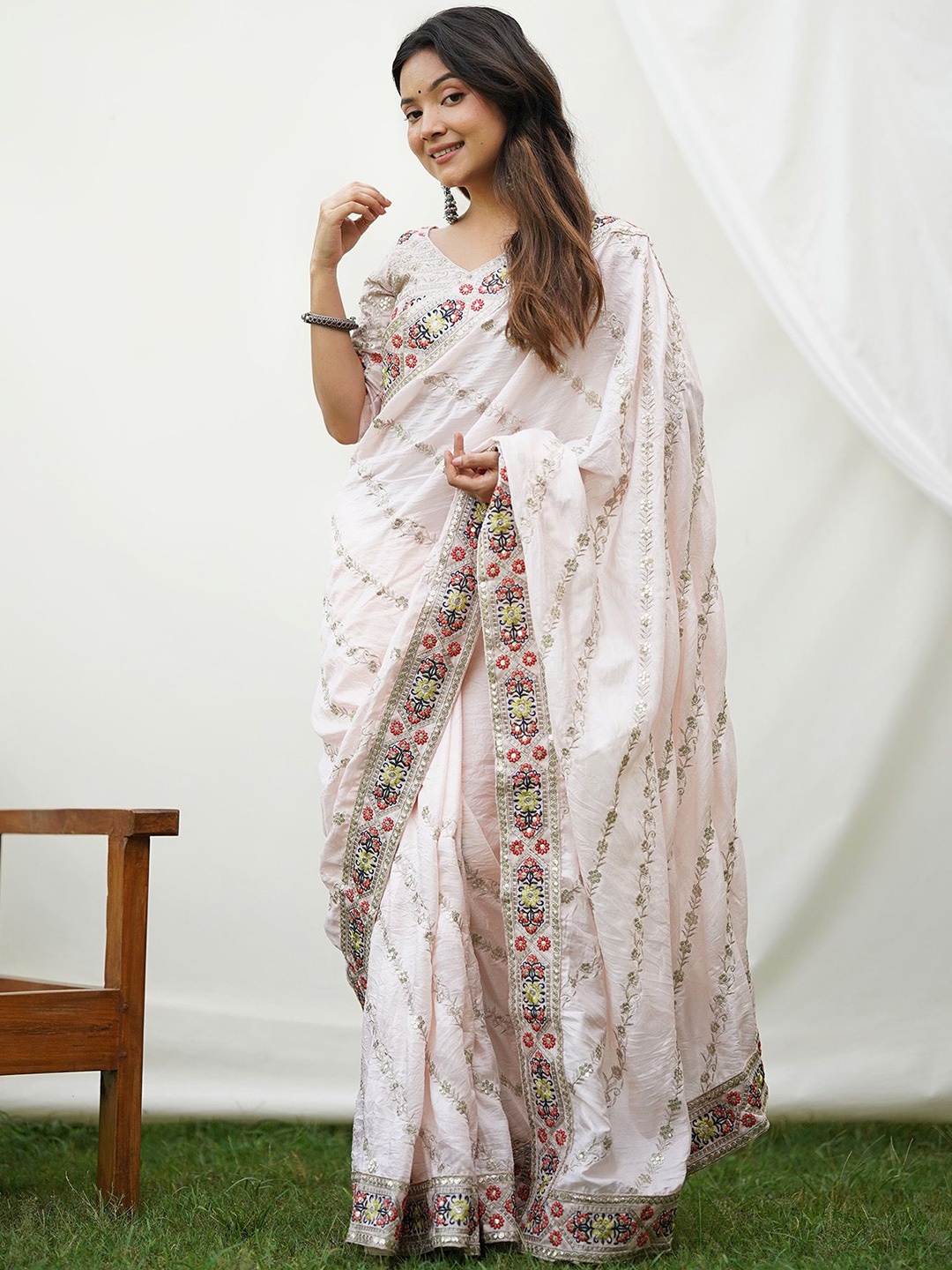 

elora Ethnic Motifs Embroidered Pure Georgette Saree, Off white