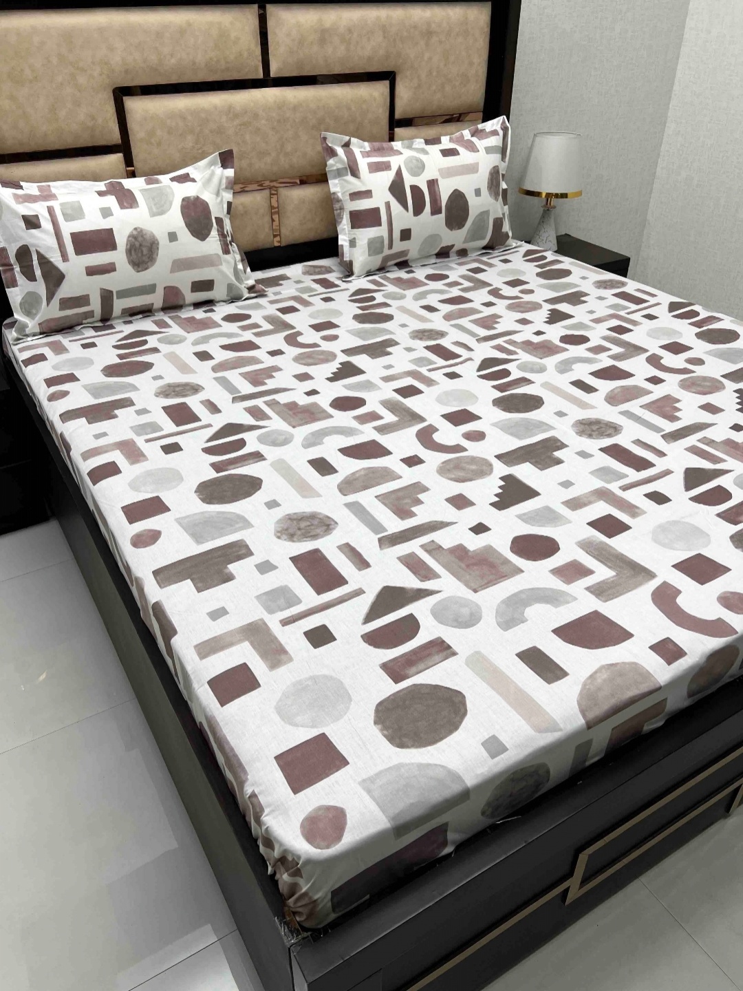

Pure Decor Brown & White Geometric Pure Cotton 400 TC King Bedsheet with 2 Pillow Covers