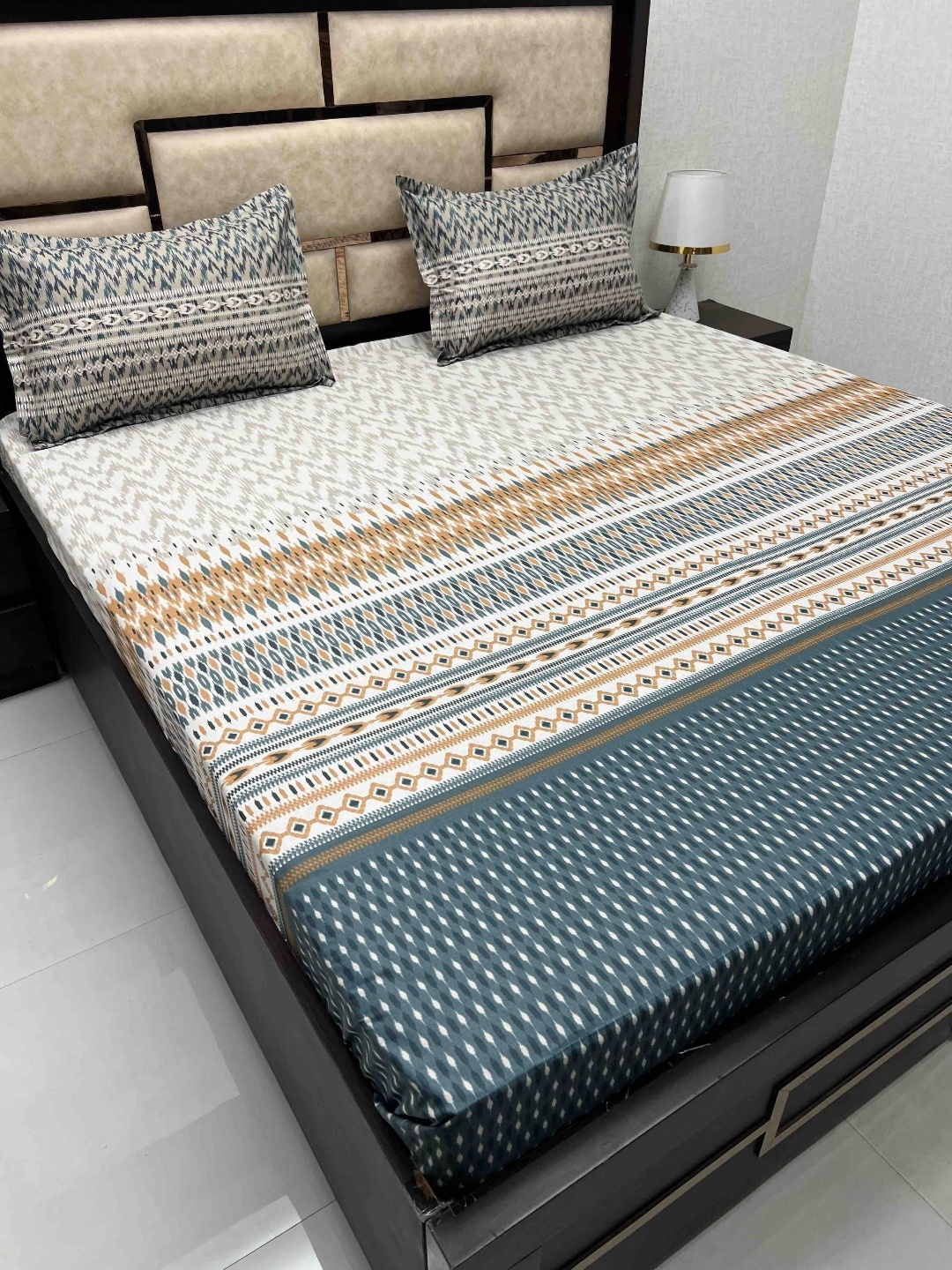 

Pure Decor Blue & White Abstract Pure Cotton 400 TC King Bedsheet with 2 Pillow Covers