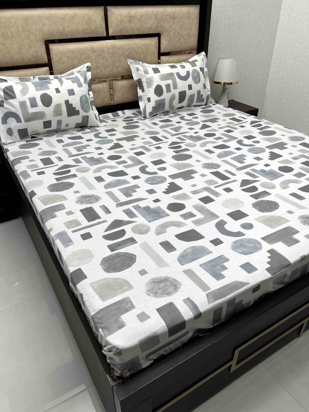 

Pure Decor Grey & White Geometric Pure Cotton 400 TC King Bedsheet with 2 Pillow Covers
