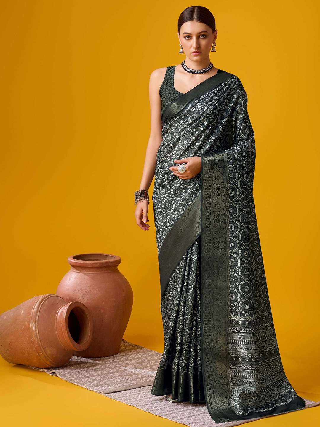 

Panzora Floral Saree, Black