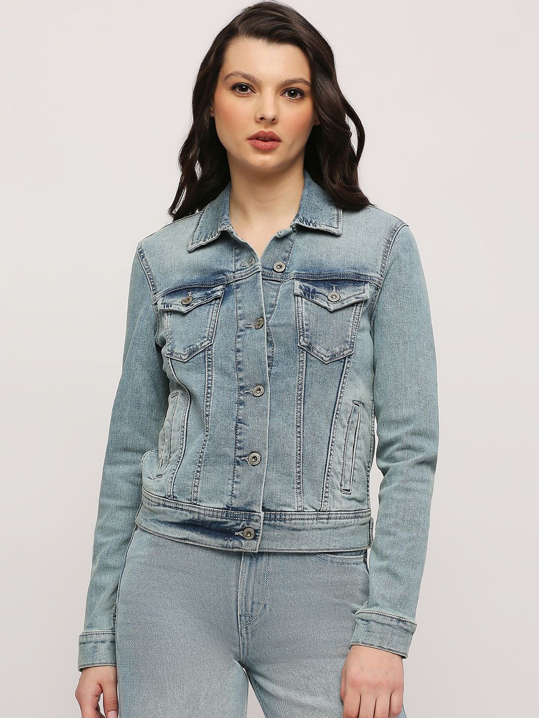 

Pepe Jeans Women Washed Colourblocked Crop Denim Jacket, Blue