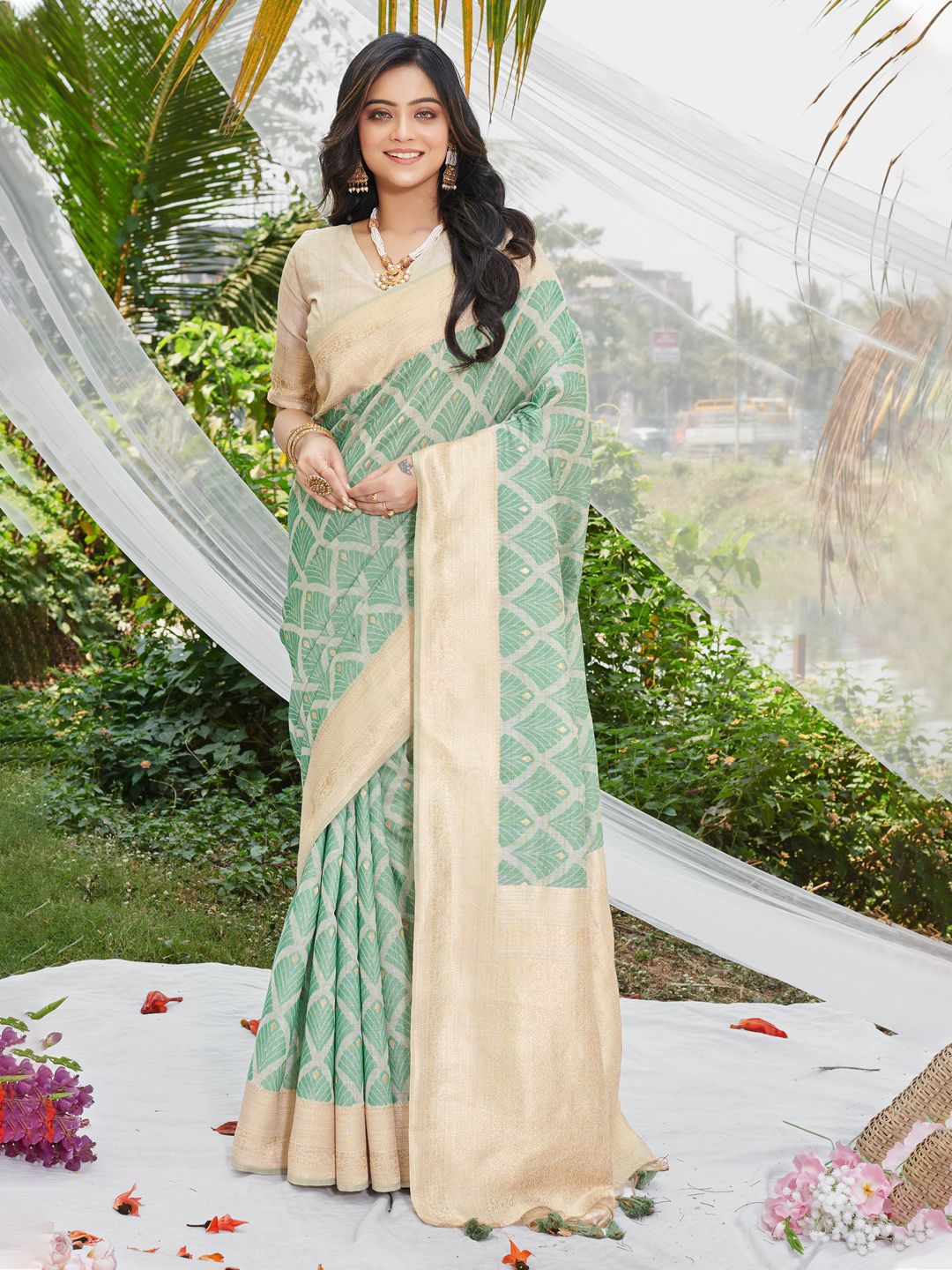 

Panzora Woven Design Zari Saree, Green