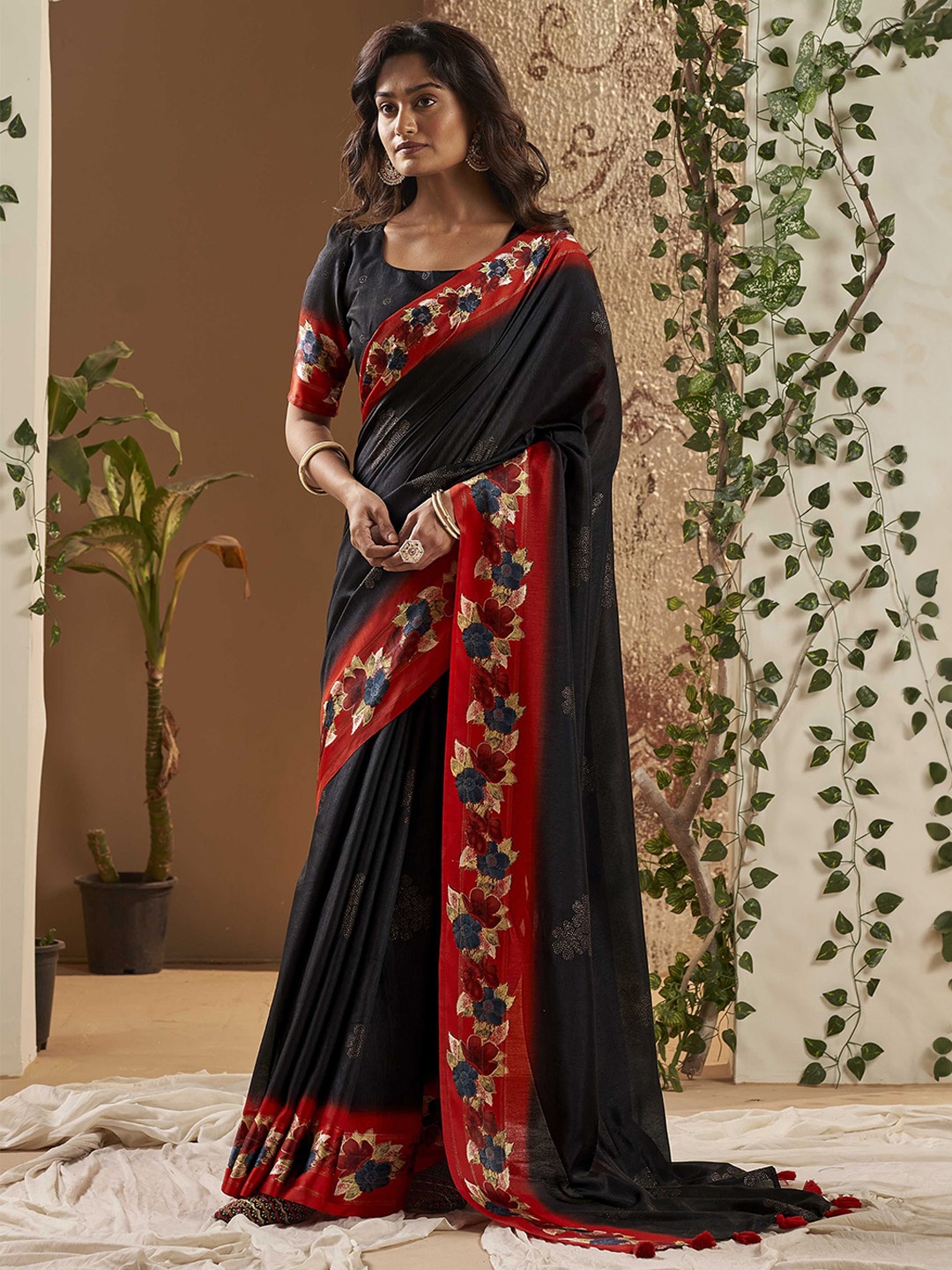 Panzora Floral Printed Saree With Blouse Piece, Black