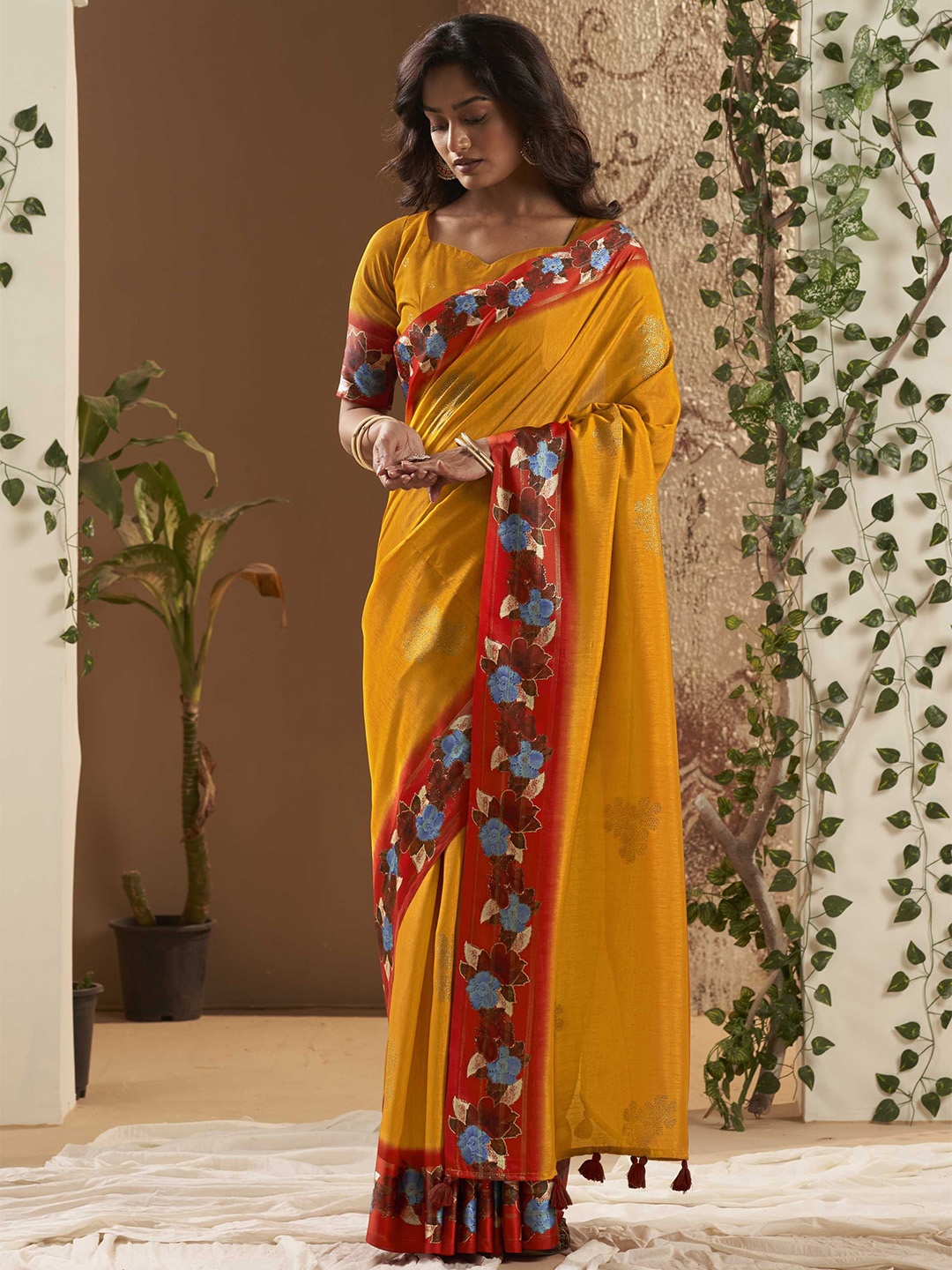 

Panzora Floral Printed Saree With Blouse Piece, Mustard