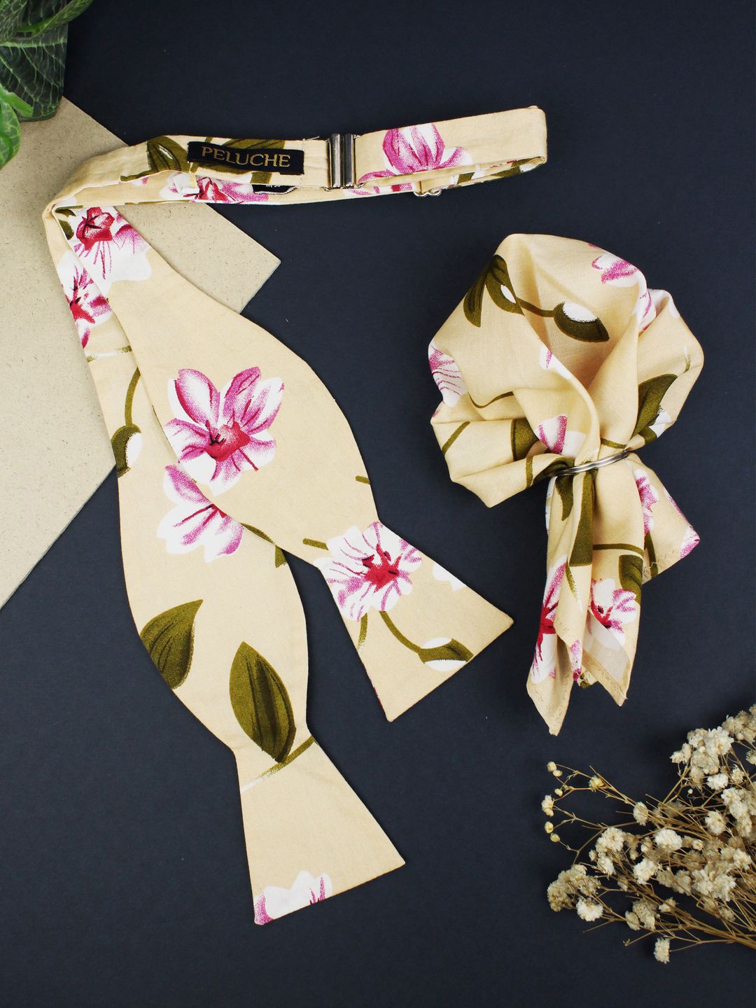 

Peluche Men Beige Floral Printed Notch Open Bow Tie & Pocket Square Set