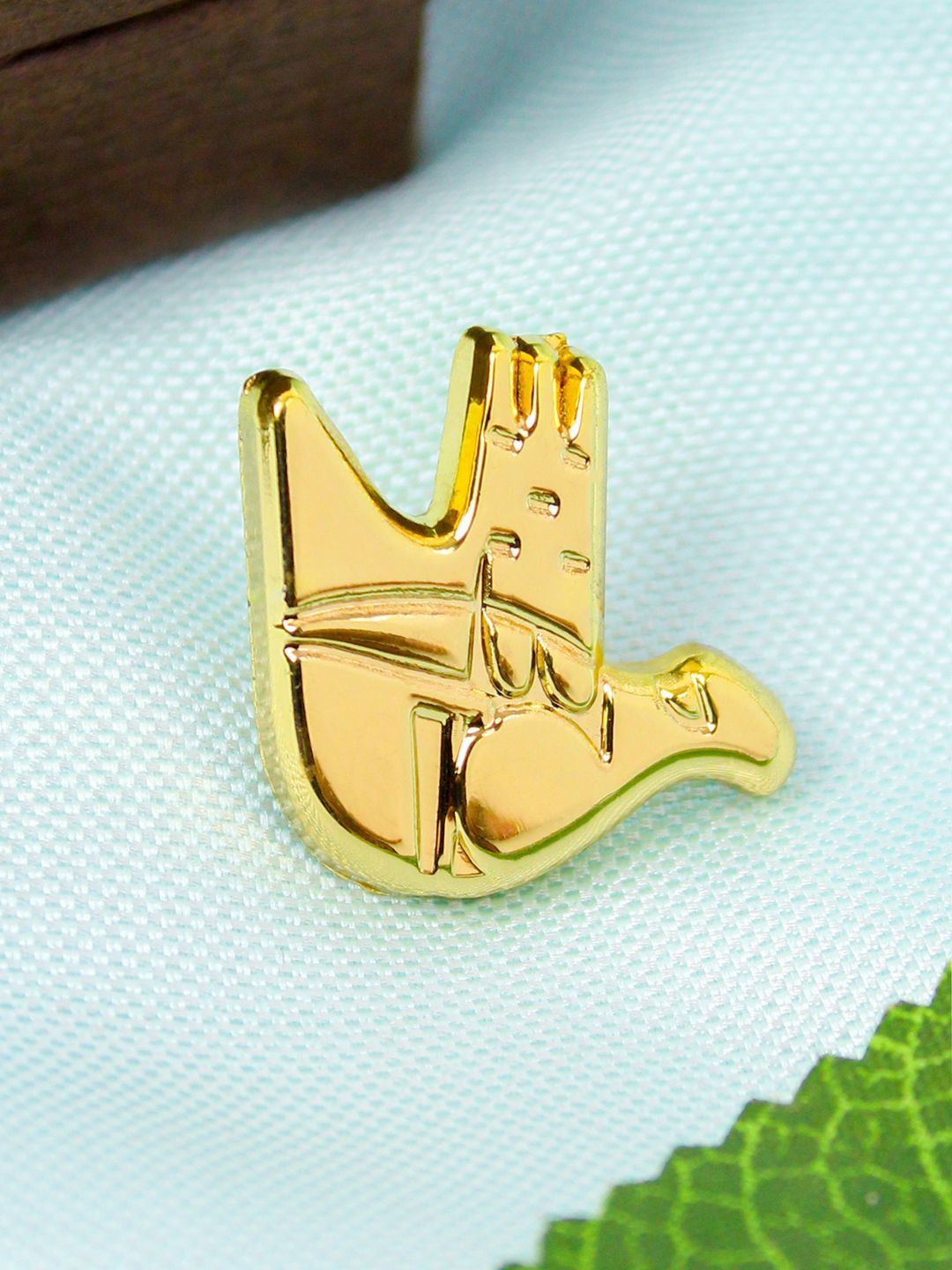 

Peluche Men Chandigarh The City Beautiful Golden Lapel Pin, Gold