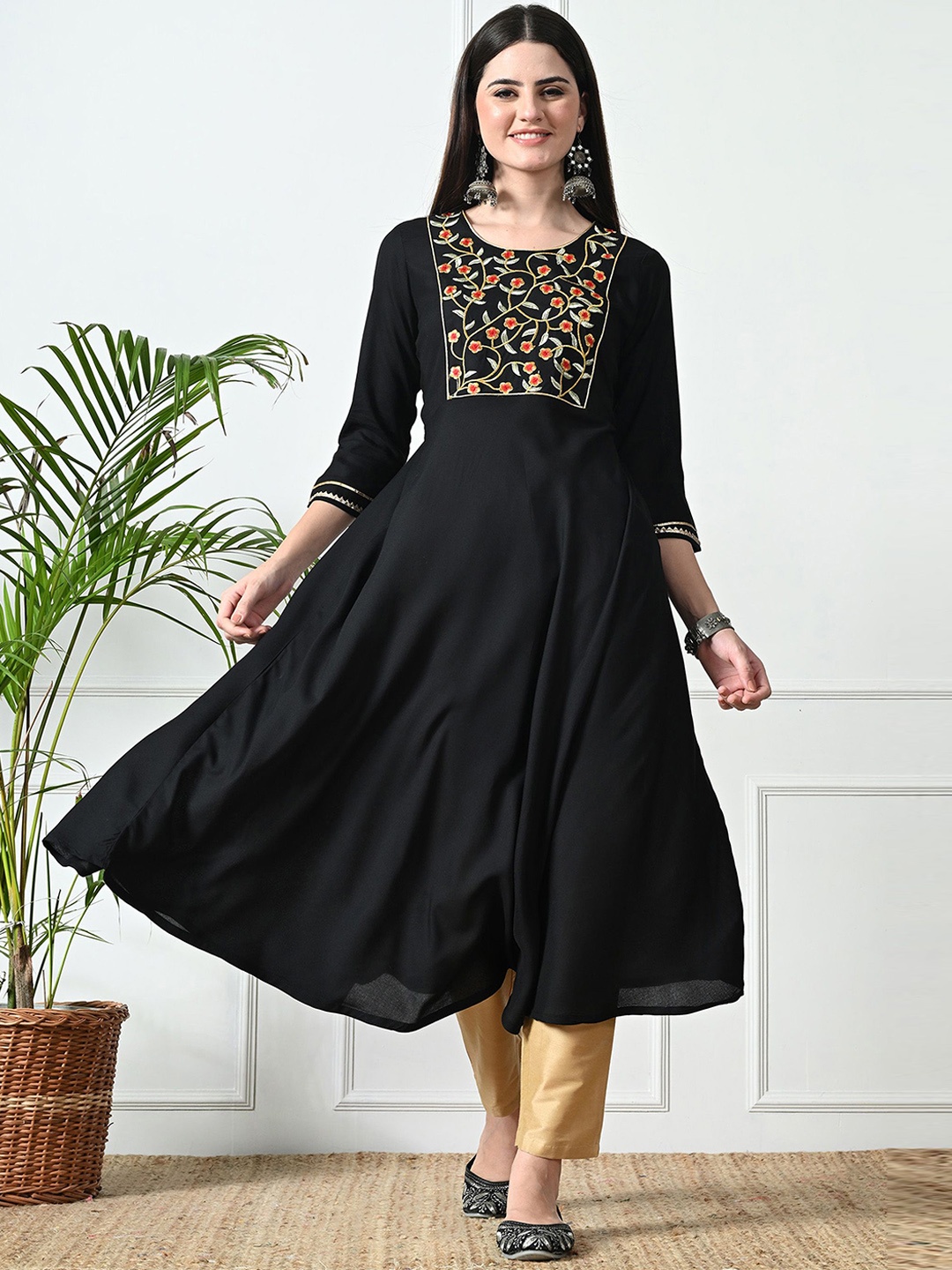 

DANEEN Floral Yoke Design Round Neck Thread Work A-Line Kurta, Black