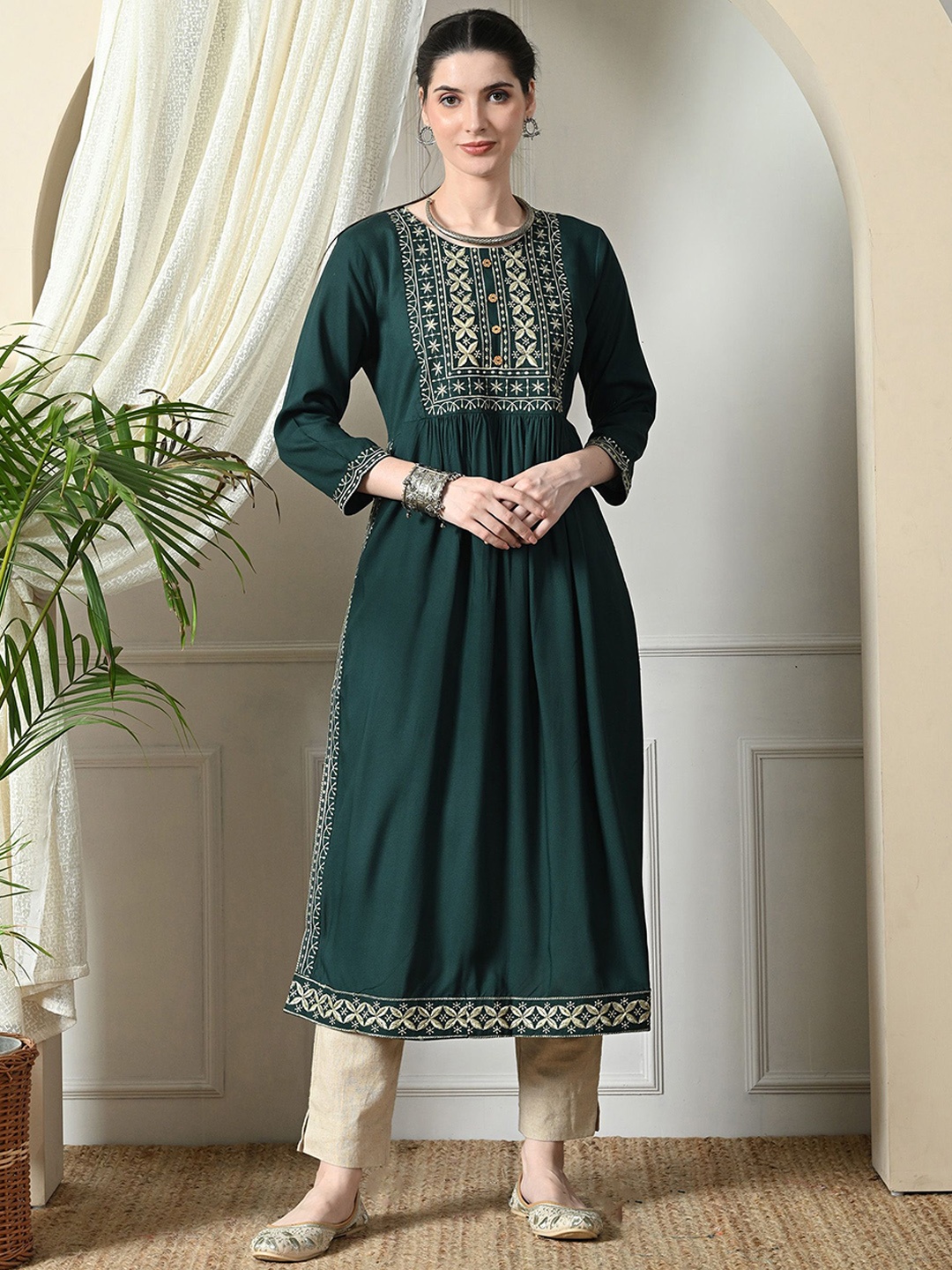 

DANEEN Floral Embroidered Round Neck Straight Kurta, Green