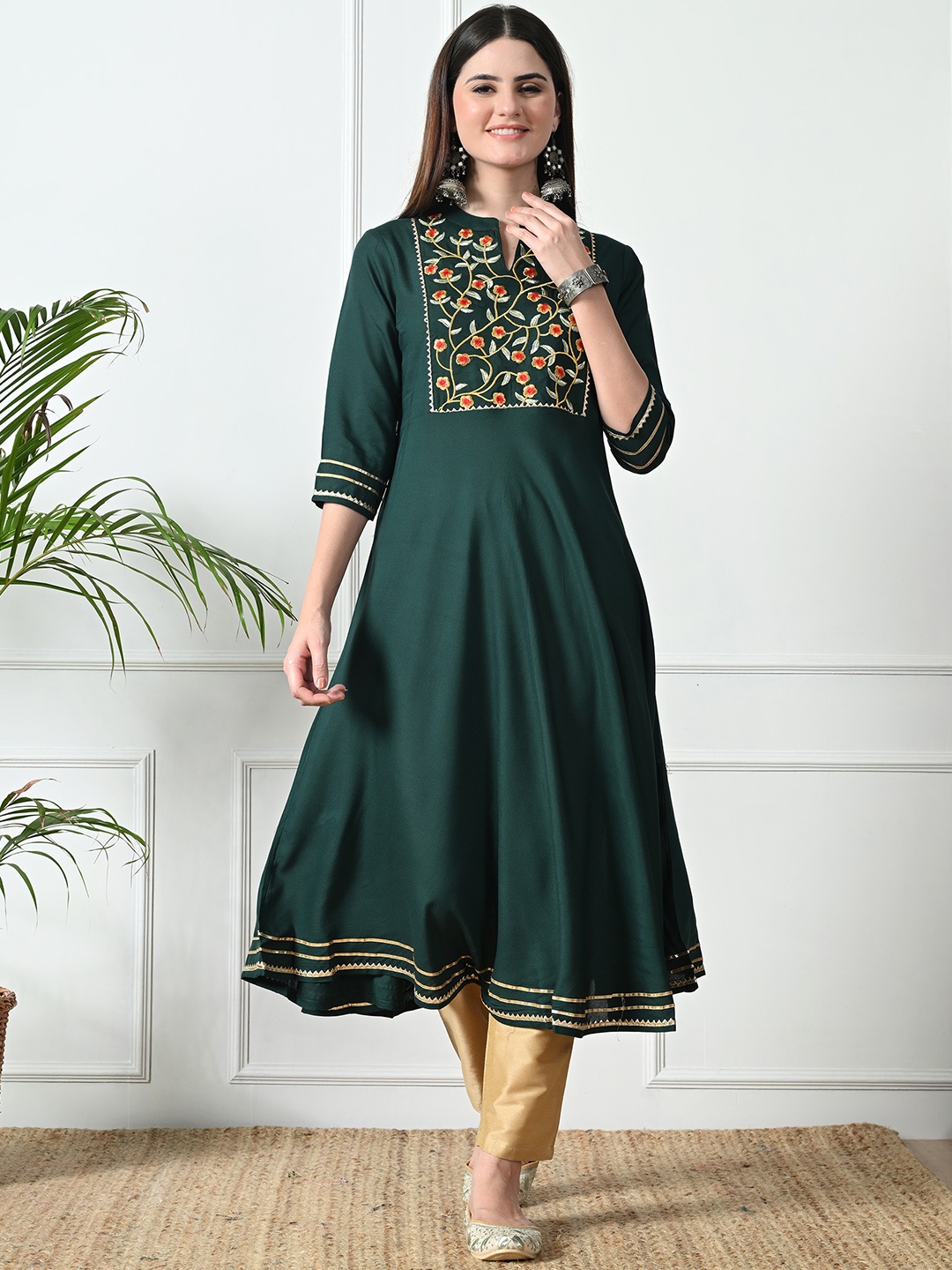 

DANEEN Paisley Floral Yoke Design Mandarin Collar Thread Work Kurta, Green