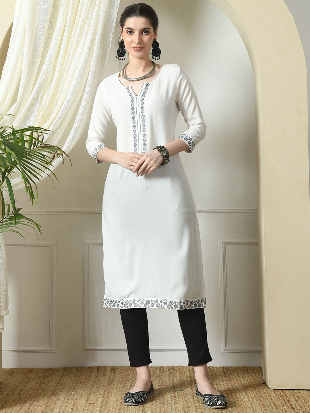 

DANEEN Floral Embroidered Round Neck Straight Kurta, White