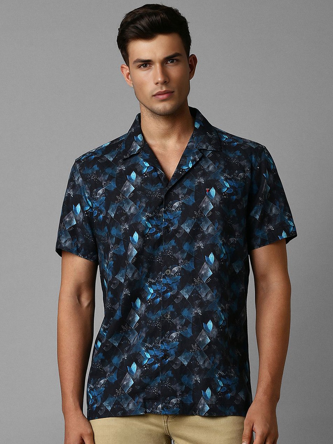 

Louis Philippe Jeans Spread Collar Short Sleeves Slim Fit Floral Printed Casual Shirt, Navy blue