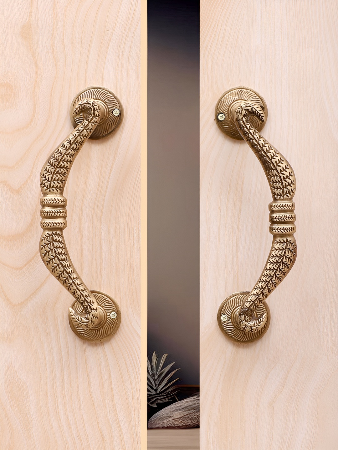 

Two Moustaches Brown 2 Pieces Bow Design Brass Door Handle