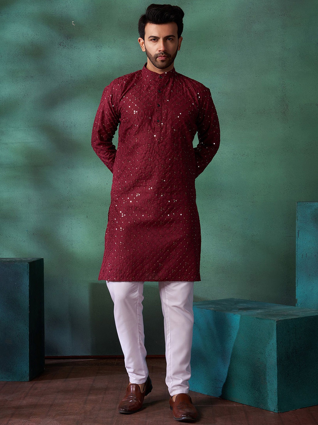 

Fashion FRICKS Geometric Embroidered Mandarin Collar Sequinned Cotton Straight Kurta, Maroon
