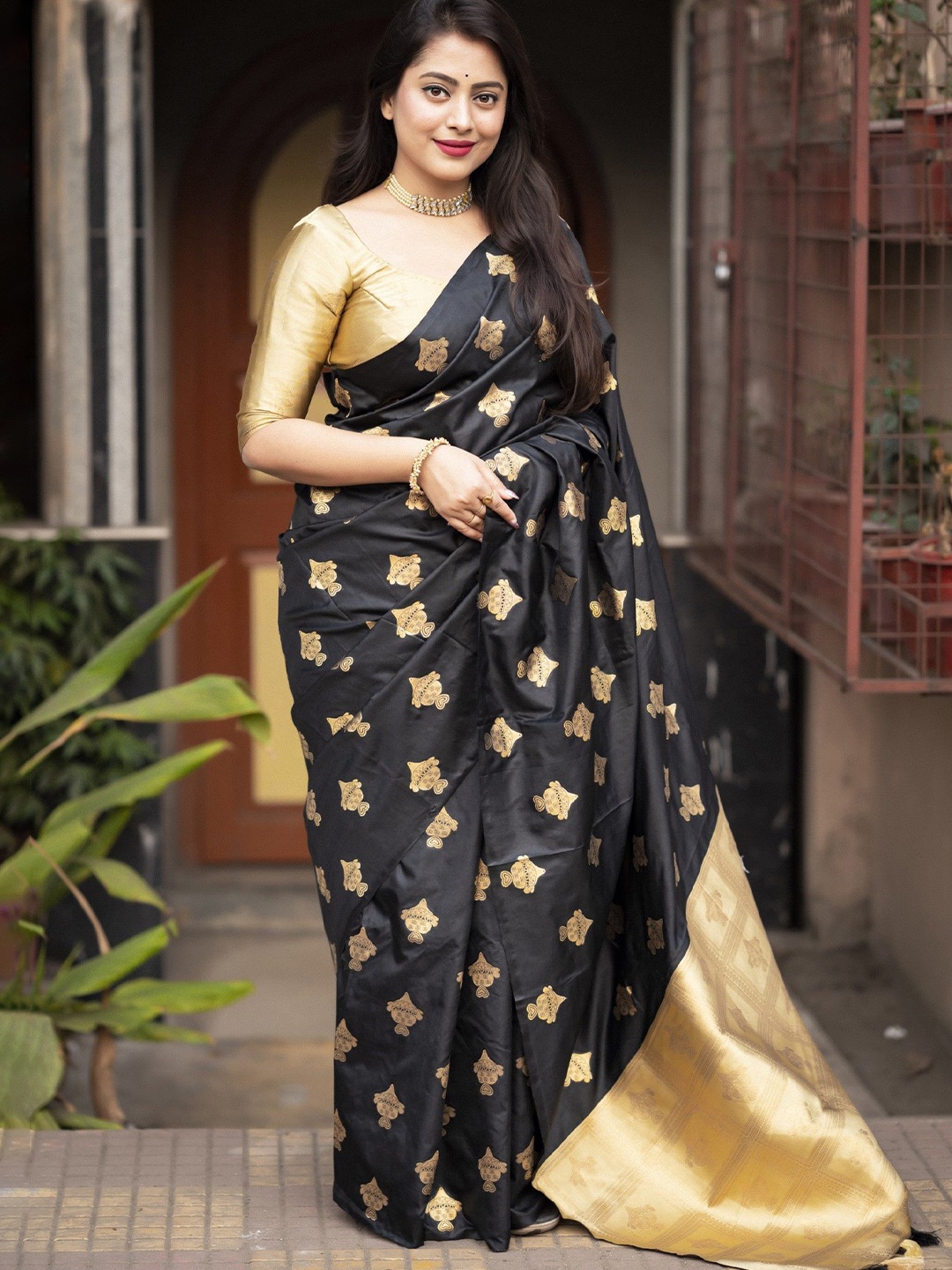 

Panzora Ethnic Motifs Zari Saree, Gold