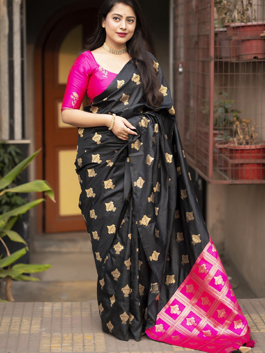 

Panzora Ethnic Motifs Zari Saree, Pink