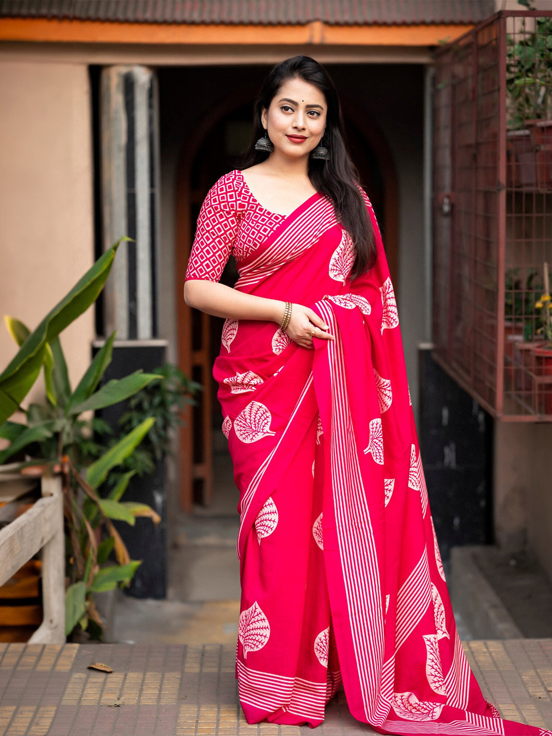 

Panzora Floral Saree With Blouse Piece, Fuchsia