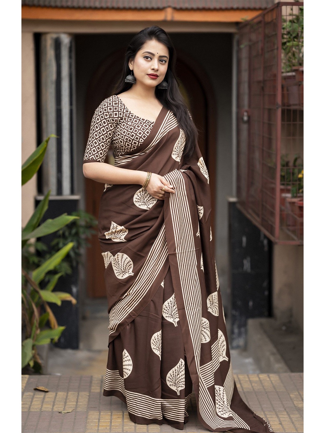 

Panzora Ethnic Motifs Saree, Brown