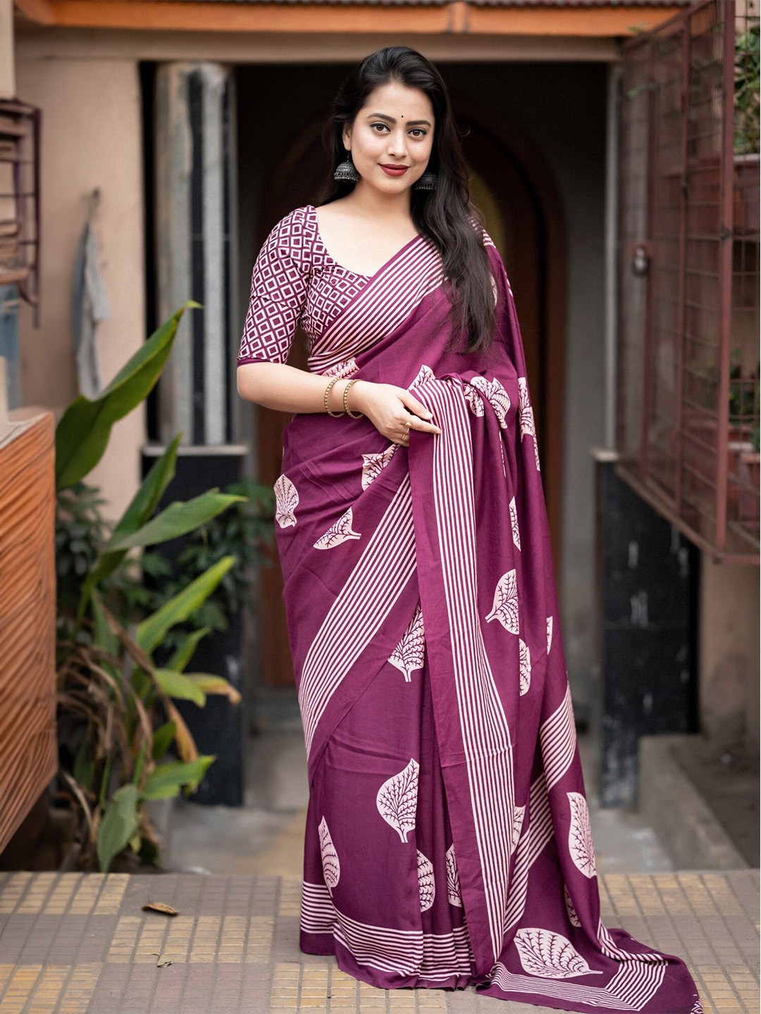 

Panzora Floral Printed Saree, Purple
