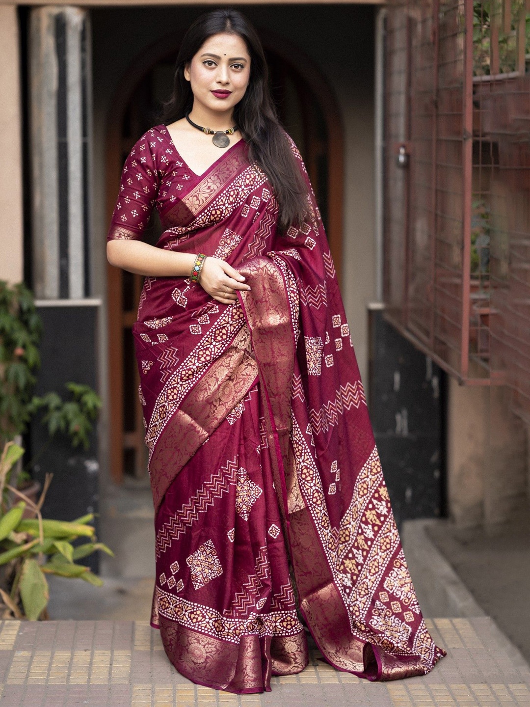 

Panzora Ethnic Motifs Woven Design Zari Saree With Blouse Piece, Purple