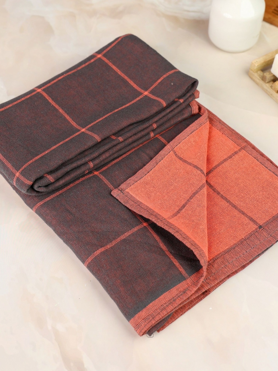 

ZAHYA Red & Black Zero Twist Double Layered Cotton Bath Towel