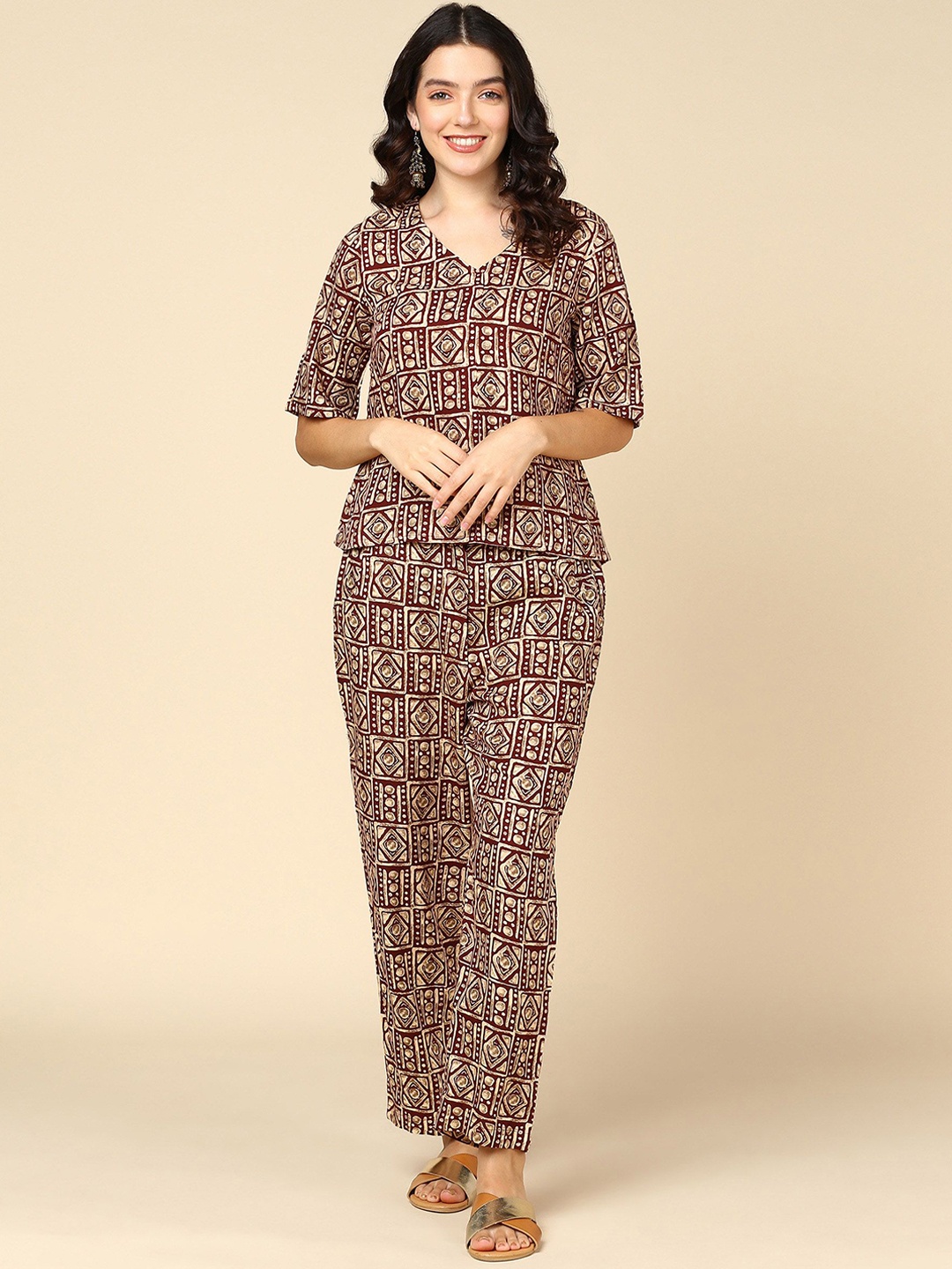 

Shiv ali apparels Foil Printed V-Neck Top With Trousers, Maroon
